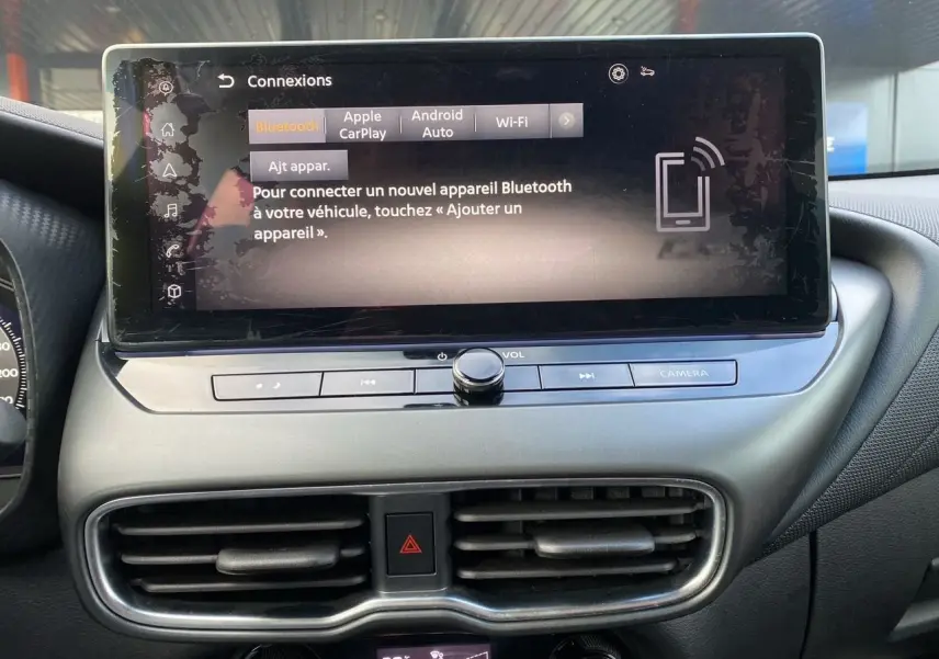 Écran tactile central du tableau de bord du Nissan Juke 2025 affichant les options de connexion Bluetooth, Apple CarPlay et Android Auto.