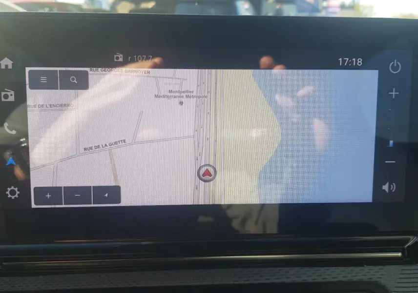 Écran tactile central du tableau de bord de la Citroën C3 2024 affichant une carte de navigation.