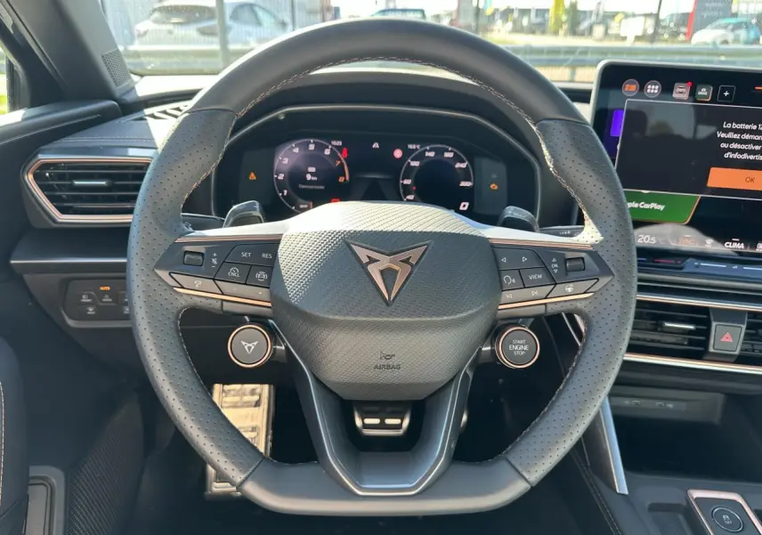 Volant Supersports CUPRA perforé avec commandes intégrées et combiné digital visible sur la CUPRA Leon 2025.