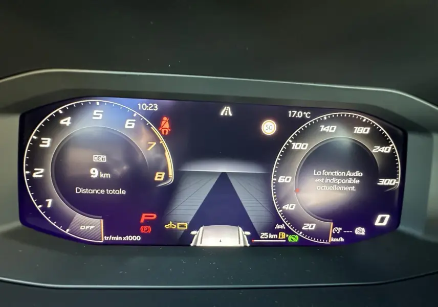 Combiné d'instruments digital du tableau de bord de la CUPRA Leon Sportstourer 2025 affichant la vitesse et le compte-tours.