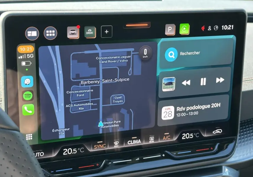 Écran tactile central du tableau de bord du CUPRA Leon Sportstourer 2025 affichant navigation et commandes climatisation.