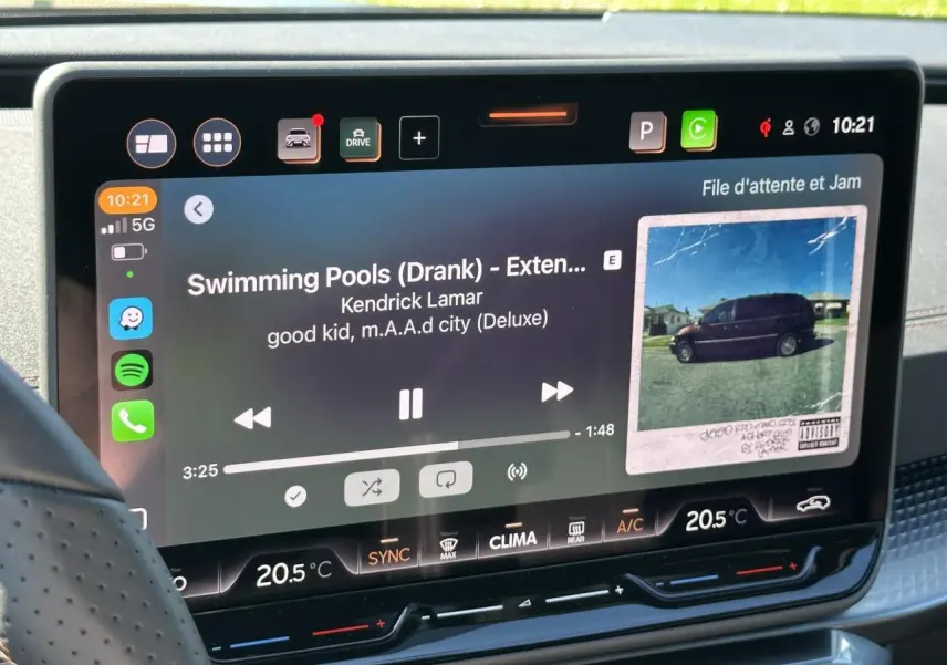 Écran tactile HD 12,9" du système d'info-divertissement dans l'habitacle du CUPRA Leon Sportstourer gris magnétique