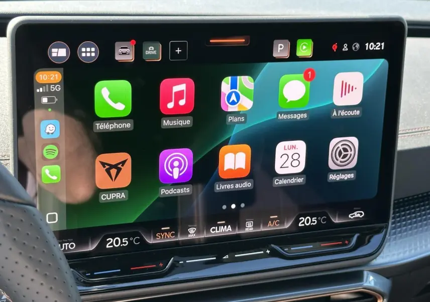 Écran tactile central du tableau de bord du CUPRA Leon Sportstourer 2025 affichant Apple CarPlay.