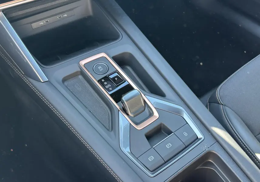 Console centrale avec sélecteur de boîte automatique et commandes surpiquées du CUPRA Leon Sportstourer gris magnétique 2025