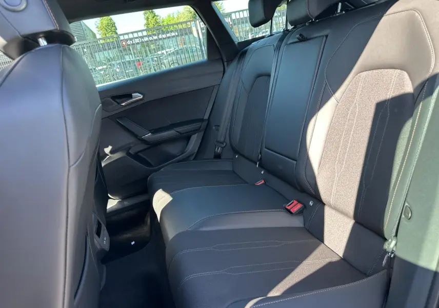 Banquette arrière en bimatière noire et TEP dans une CUPRA Leon Sportstourer 2025, vue côté droit avec ceintures visibles.