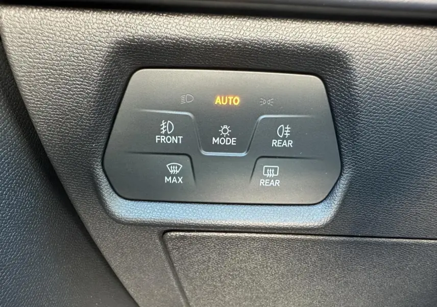 Panneau de commandes d'éclairage avec mode auto et fonctions antibrouillard avant/arrière dans une CUPRA Leon Sportstourer 2025.