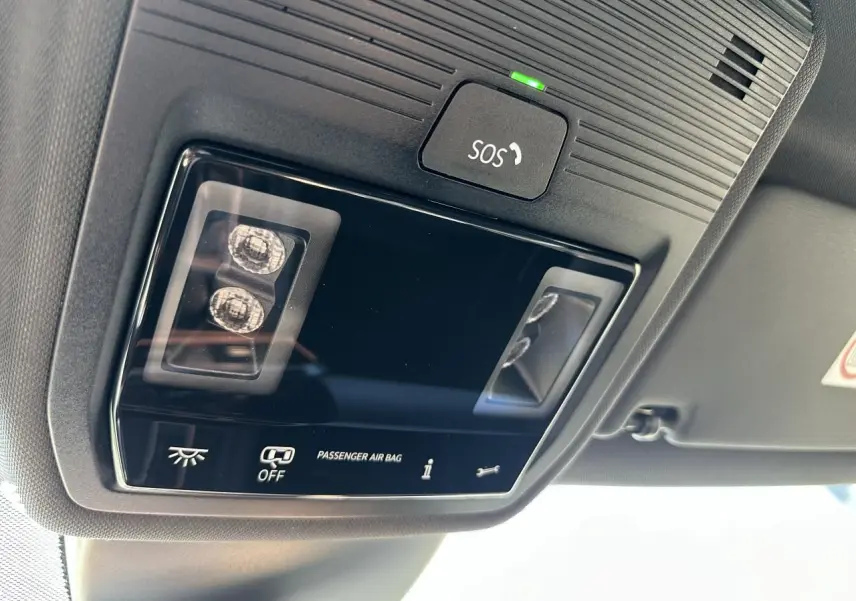 Vue en gros plan du plafonnier noir avec bouton SOS et indicateurs d'airbag passager de la CUPRA Leon 2025.