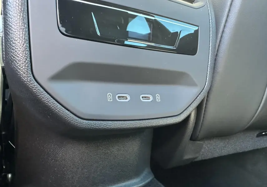 Prise USB-C double éclairée en gros plan sur la console arrière d'une CUPRA Leon Sportstourer gris magnétique.
