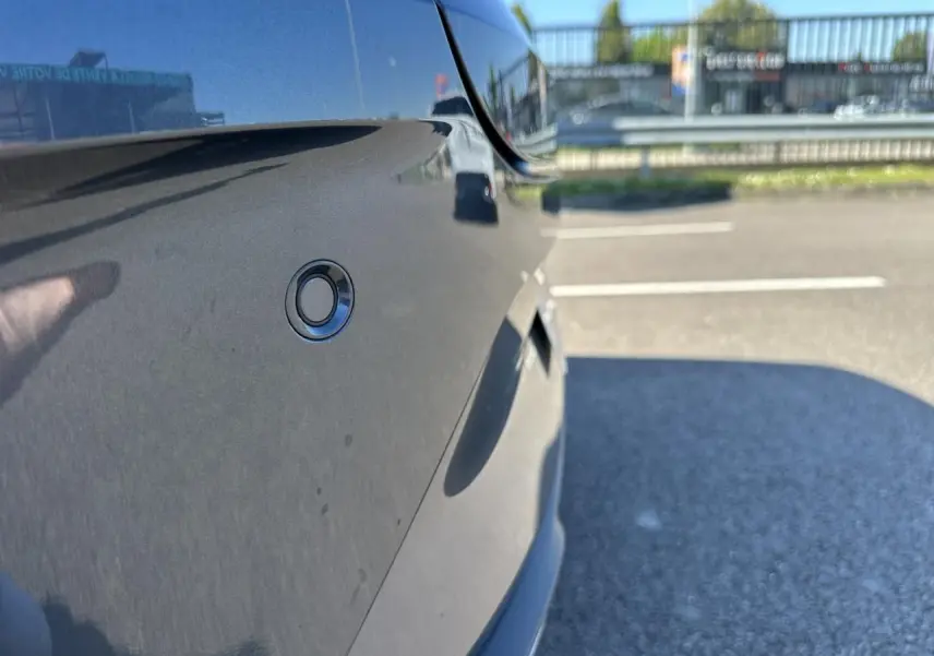 Détail du capteur de stationnement arrière sur la carrosserie gris magnétique d'une CUPRA Leon Sportstourer 2025.
