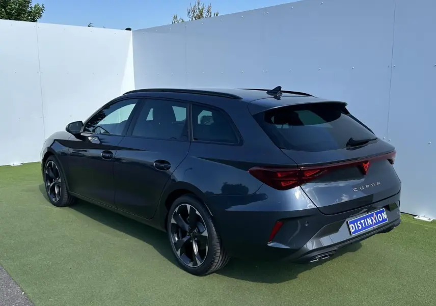 Vue 3/4 arrière droite d'une CUPRA Leon Sportstourer 2025 en gris magnétique avec feux arrière Tri-LED et jantes alliage noires.