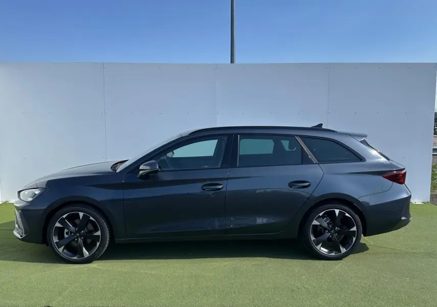 Profil côté gauche d'une CUPRA Leon Sportstourer 2025 en gris magnétique métallisé avec jantes alliage noires.