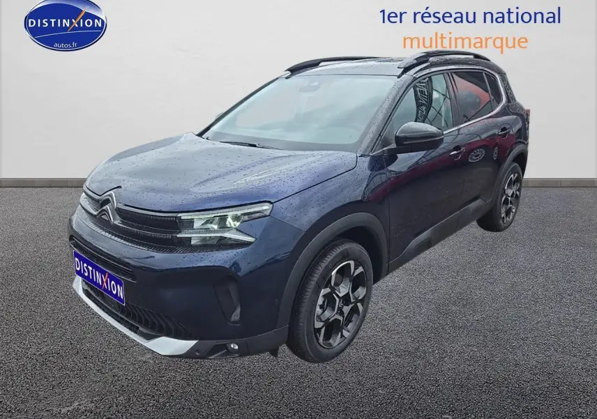 Citroën C5 Aircross bleu eclipse vue 3/4 avant droit avec jantes alliage et phares LED allumés sous la pluie.