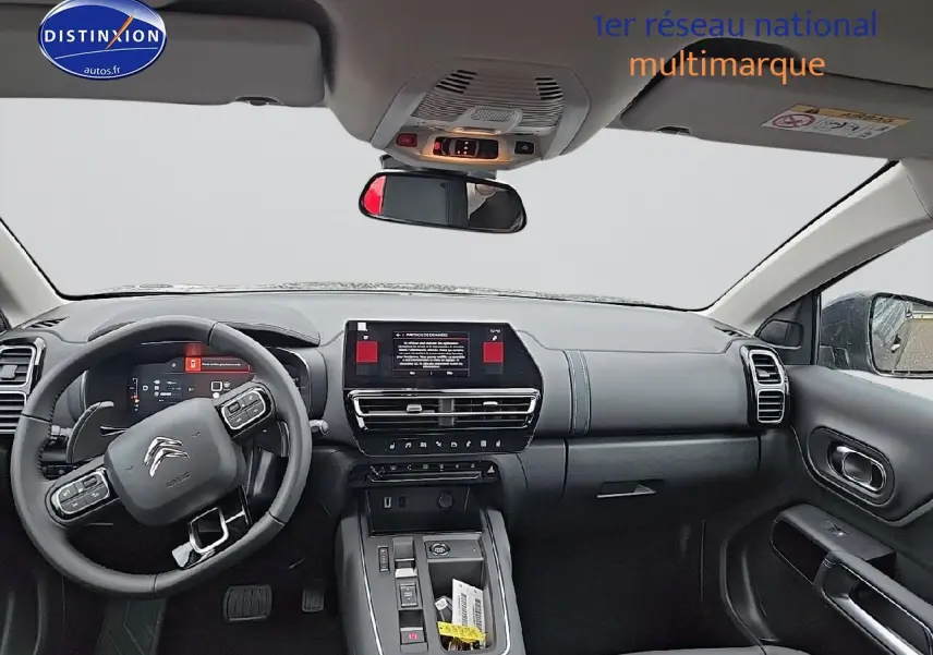 Vue intérieure avant du Citroën C5 Aircross 2025, tableau de bord et volant avec écran tactile central visible.
