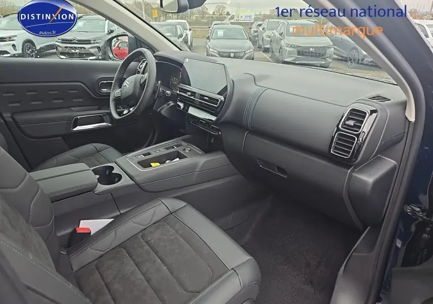 Vue intérieure côté conducteur du Citroën C5 Aircross bleu eclipse, avec tableau de bord moderne et sièges en cuir noir.