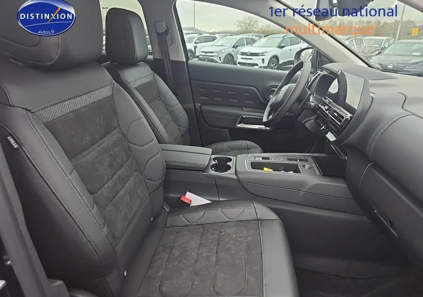 Vue intérieure côté droit du poste de conduite du Citroën C5 Aircross 2025 avec sièges en cuir noir et tableau de bord moderne.