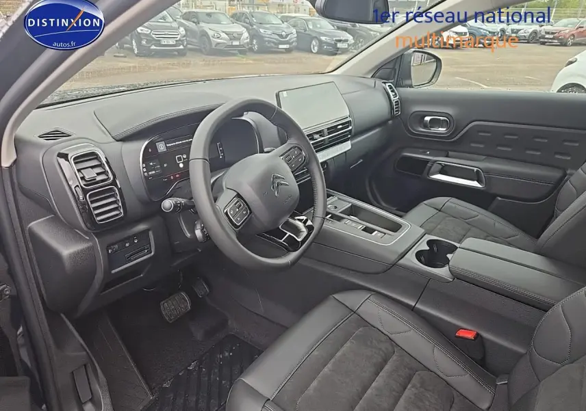 Intérieur du Citroën C5 Aircross 2025 vu côté conducteur, tableau de bord moderne et sièges en cuir noir.