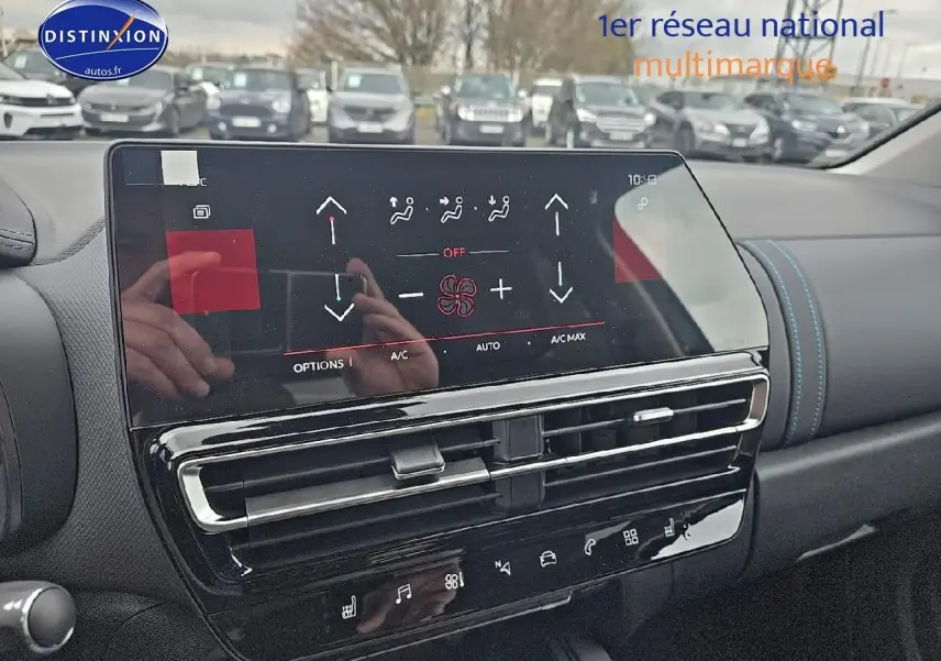 Tableau de bord du Citroën C5 Aircross 2025 avec écran tactile et commandes de climatisation en gros plan.