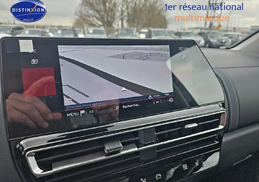 Vue rapprochée de l'écran tactile central affichant la navigation dans l'habitacle du Citroën C5 Aircross Bleu Eclipse.