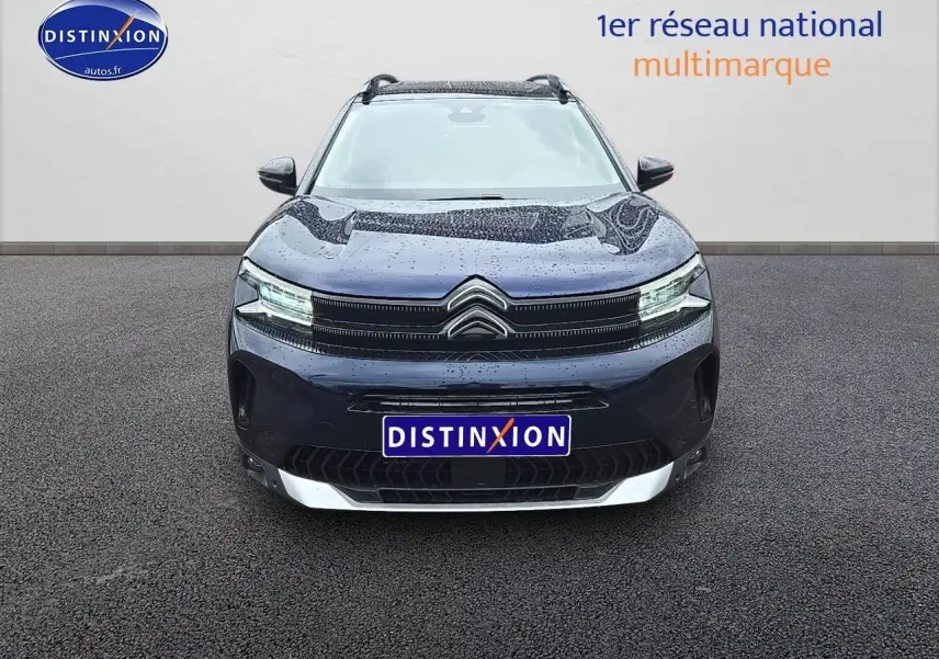 Vue frontale d'un Citroën C5 Aircross bleu eclipse 2025 avec phares LED allumés et logo distinctif au centre.