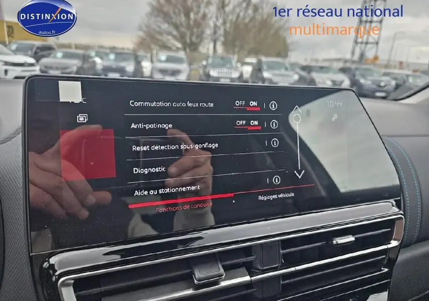 Écran tactile central du tableau de bord du Citroën C5 Aircross 2025 affichant les réglages d'aide à la conduite.