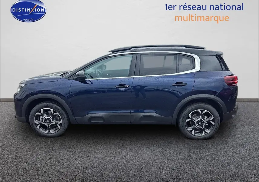 Profil latéral gauche du Citroën C5 Aircross bleu eclipse avec jantes alliage 18 pouces et toit noir contrasté.