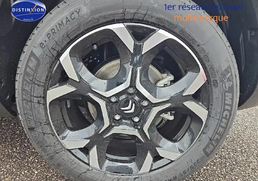 Vue de profil côté gauche d'un Citroën C5 Aircross bleu eclipse avec jantes alliage brillantes sur route.