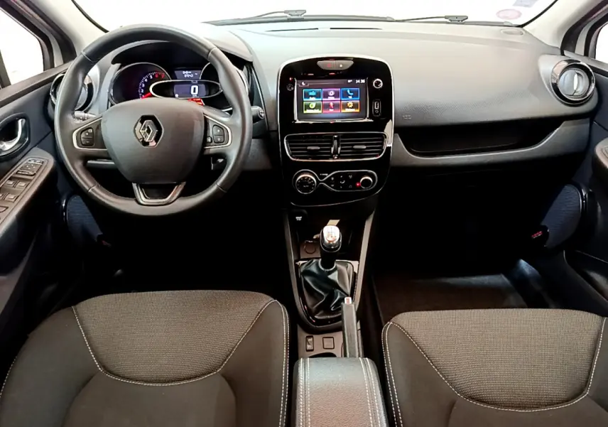 Vue intérieure avant de la Renault Clio Business TCe 90 2019, volant cuir multifonctions et écran tactile central coloré.