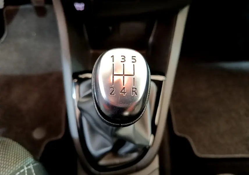 Le levier de vitesses manuel en gros plan de la Renault Clio Business TCe 90 blanche de 2019.