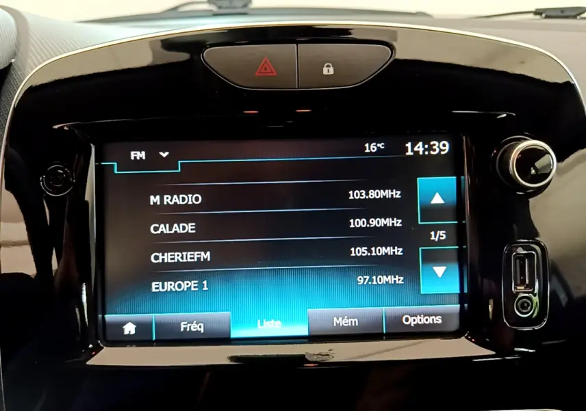 Écran tactile central de la Renault Clio Business TCe 90 blanc 2019 affichant les stations radio FM.