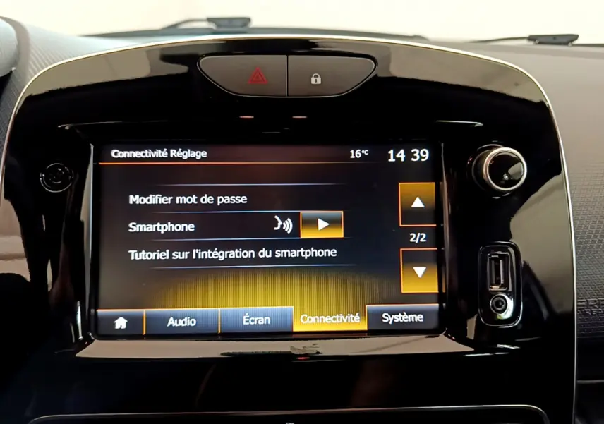 Gros plan sur l'écran tactile central noir de la Renault Clio Business TCe 90 blanc, affichant les réglages de connectivité smartphone.