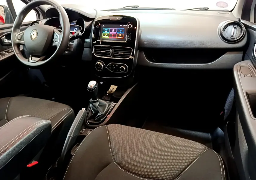 Intérieur noir de Renault Clio Business TCe 90 2019, vue côté conducteur sur tableau de bord et console centrale tactile.