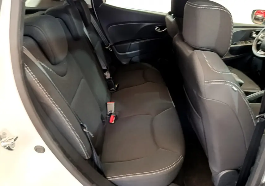 Vue intérieure côté gauche montrant la banquette arrière noire avec surpiqûres blanches d'une Renault Clio Business blanche de 2019.