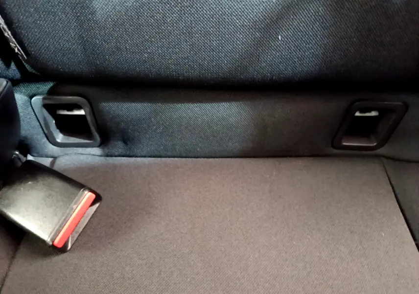 Gros plan sur la banquette arrière noire de la Renault Clio Business TCe 90 avec boucle de ceinture visible.
