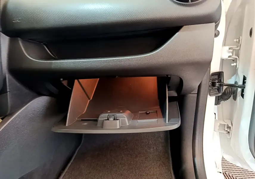 Gant de boîte à gants ouvert côté passager d'une Renault Clio Business blanche, intérieur noir.