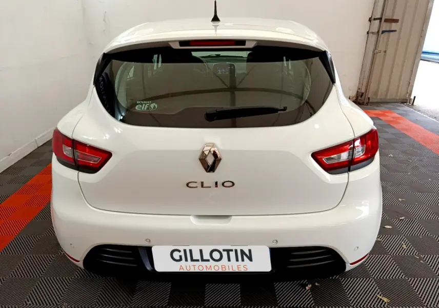 Vue arrière d'une Renault Clio blanche de 2019, avec feux arrière LED et logo distinctif au centre du hayon.