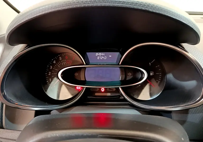 Tableau de bord de Renault Clio Business TCe 90 2019, affichage digital et compte-tours en vue frontale rapprochée.