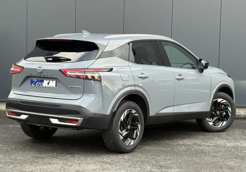 Vue 3/4 arrière droite du Nissan Qashqai III e-Power 2025 en gris Ceramic avec jantes alliage noires et feux LED distinctifs.