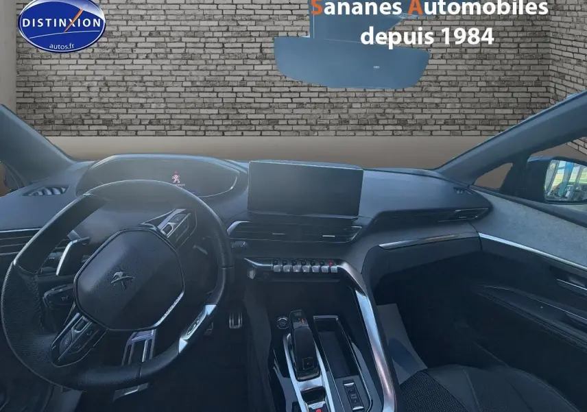 Vue intérieure du poste de conduite du Peugeot 3008 bleu 2023, avec volant cuir et écran tactile central.