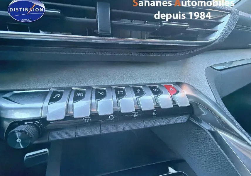 Vue rapprochée des commandes type piano en métal brossé du tableau de bord d’un Peugeot 3008 bleu 2023.