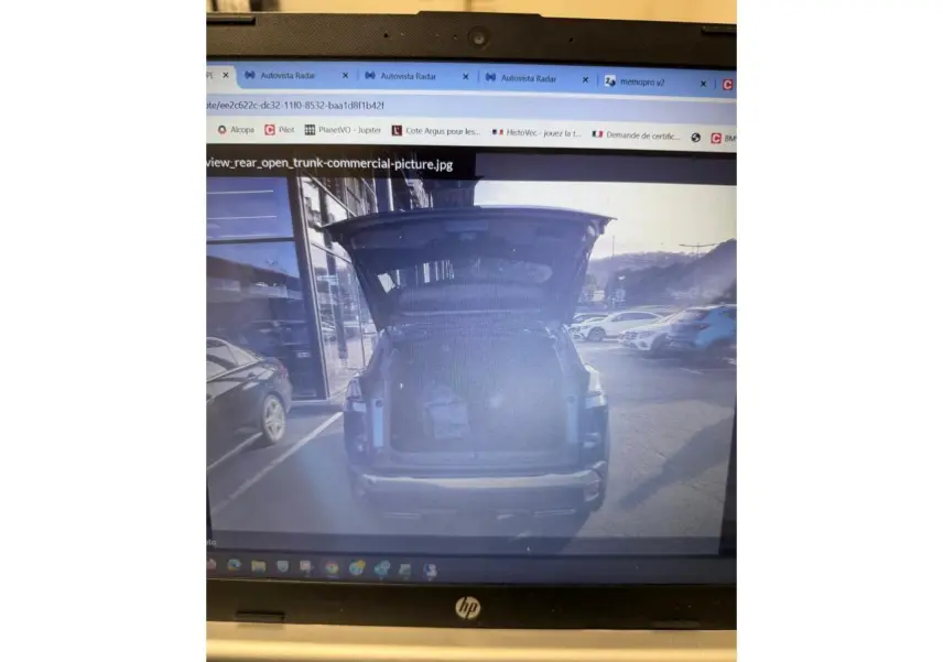 Vue arrière d'un Peugeot 3008 GT bleu métallisé 2023 avec feux fumés et double sortie d'échappement chromée.