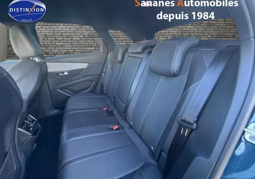 Vue intérieure du siège arrière côté droit du Peugeot 3008 bleu 2023, avec sellerie noire et ceintures visibles.