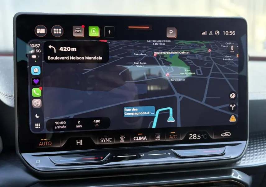 Écran tactile HD 12,9'' du système d'info-divertissement du CUPRA Leon 2025 affichant une carte de navigation.