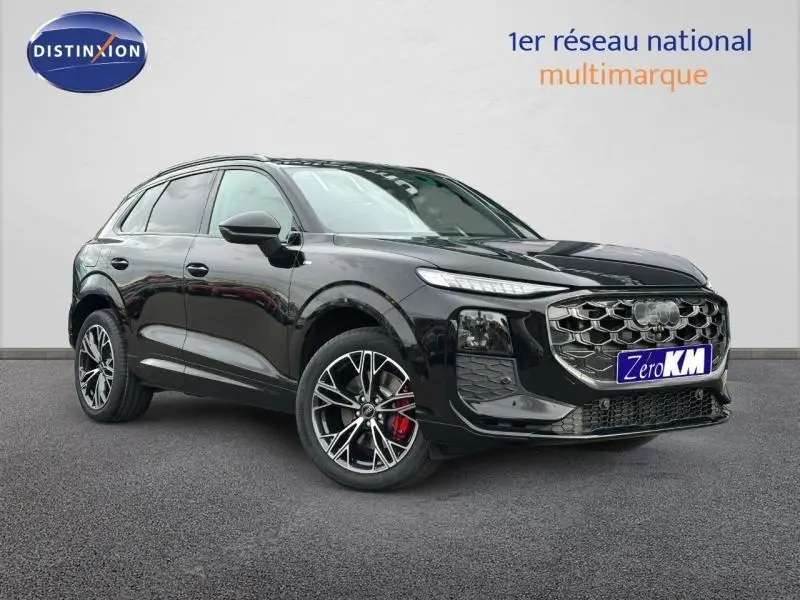 Audi Q3 2.0 TDI noir métallisé en 3/4 avant droit, avec jantes alu et étriers de frein rouges visibles.