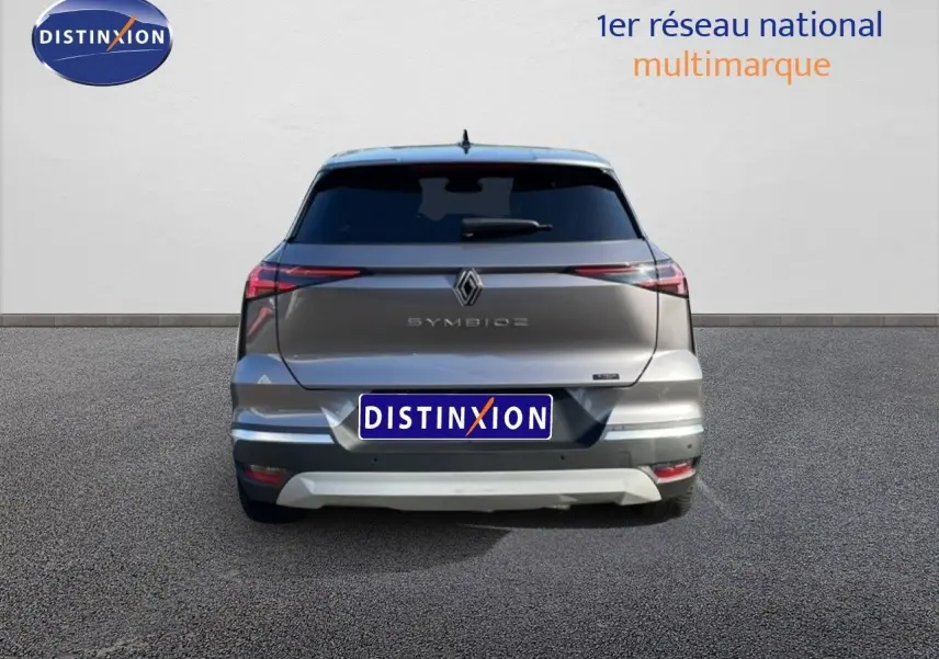 Vue arrière d'une Renault SYMBIOZ gris cassiopée métal, avec feux LED fins et logo central distinctif.