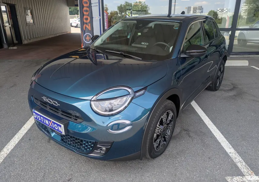Vue 3/4 avant droite d'une FIAT 600 1.2 Hybrid bleu Sea of Italy avec jantes noires et toit noir.