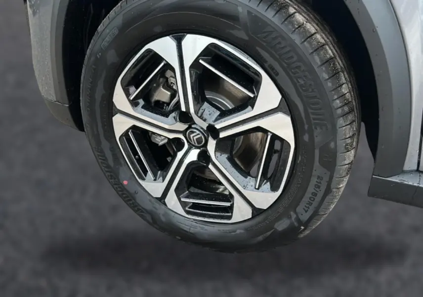 Gros plan sur la roue avant droite gris mercury du Citroën C3 Aircross avec jante alu au design moderne.