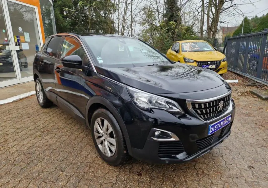 Peugeot 3008 noir vue 3/4 avant droit, avec calandre distinctive et jantes alliage 17 pouces Chicago.