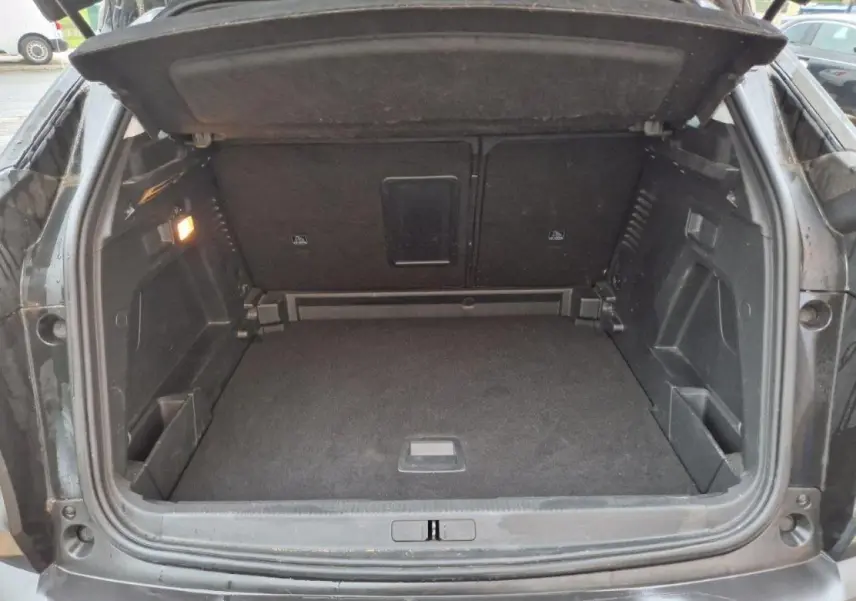 Coffre ouvert d'un Peugeot 3008 noir 2019, vue arrière montrant un espace de rangement spacieux et propre.