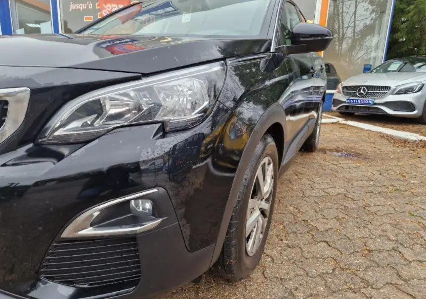 Vue 3/4 avant gauche d'un Peugeot 3008 noir brillant avec jantes alliage et phares LED visibles.