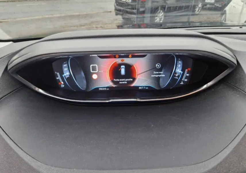 Vue rapprochée du tableau de bord numérique du Peugeot 3008 noir 2019 affichant porte avant gauche ouverte.